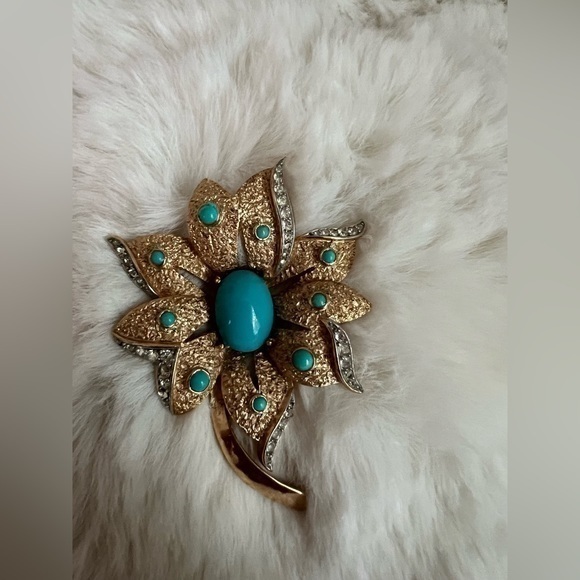 Vintage Crown Trifari Gold Tone Faux Turquoise Floral Brooch